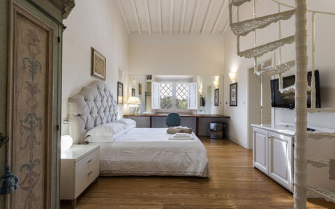 Villa Yvonne: Mobilia, Interior Design, Letto, Pavimentazione, Parete, Camera Da Letto, Pavimento, Soffitto, Legna, Camera