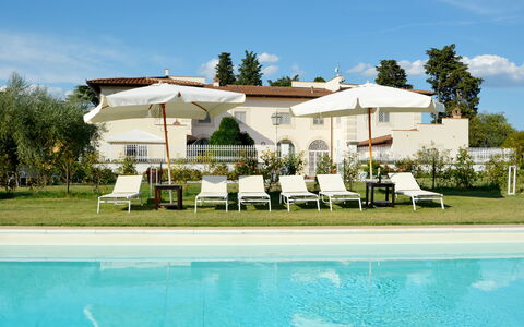 Villa Yvonne: Piscina, Ricorrere, Estate, Mobili Da Esterno, Giardino, Lettino, Prato, Hacienda, Villa, Cortile