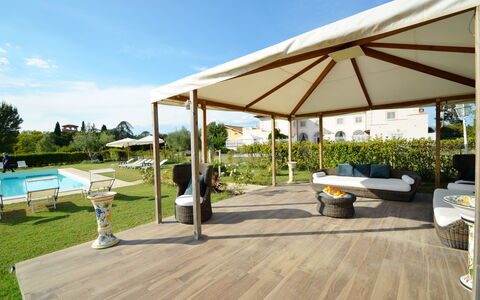 Villa Yvonne: Legna, Mobili Da Esterno, Pavimentazione, Shade, Giardino, Gazebo, Pavimento, Mobilia, Struttura Esterna, Baldacchino