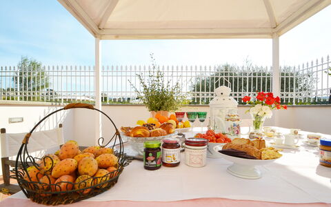 Villa Yvonne: Mobilia, Tavolo, Cibo, Sedia, Biancheria, Prima Colazione, Serveware, Cucina & Sala Da Pranzo Tavolo, Tovaglia