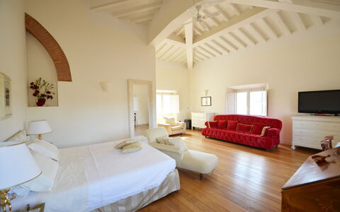 Villa Yvonne: Mobilia, Interior Design, Letto, Parete, Pavimentazione, Pavimento, Camera Da Letto, Soffitto, Camera, Lenzuolo