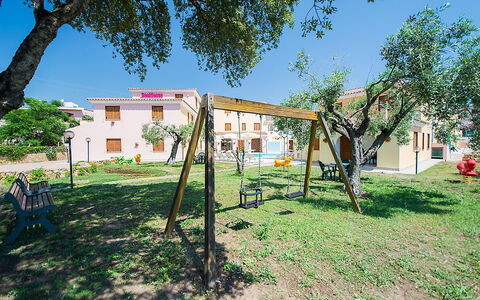 Violet Residence In Orosei: Zona Residenziale, Insediamento Umano, Prato, Estate, Cortile, Hacienda, Giardino, Shade, Backyard, Landscaping