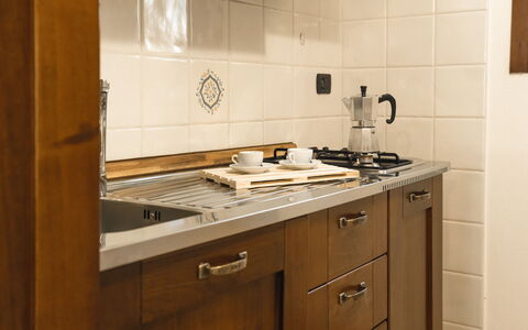 Violet Residence In Orosei: Cucina, Controsoffitto, Elettrodomestico Da Cucina, Cabinetry, Legna, Pavimentazione, Apparecchio Major, Interior Design, Stufa, Cucina Stufa