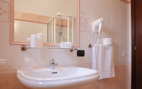Violet Residence In Orosei: Parete, Interior Design, Lavandino Del Bagno, Idraulico Fixture, Pavimentazione, Bagno, Mobilia, Pavimento, Specchio, Lavello