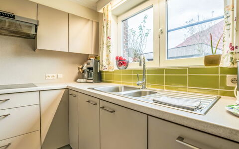 Zeelucht with Private Garden: Cucina, Controsoffitto, Elettrodomestico Da Cucina, Lavandino Della Cucina, Interior Design, Apparecchio Major, Pavimentazione, Idraulico Fixture, Cabinetry, Lavello