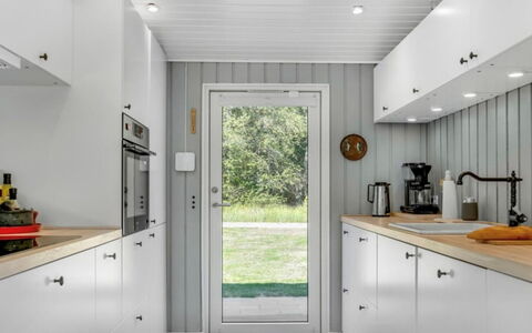 Quiana - 2Km from the Sea: Pavimentazione, Legna, Cucina, Interior Design, Elettrodomestico Da Cucina, Soffitto, Pavimento, Controsoffitto, Cabinetry, Apparecchio Major