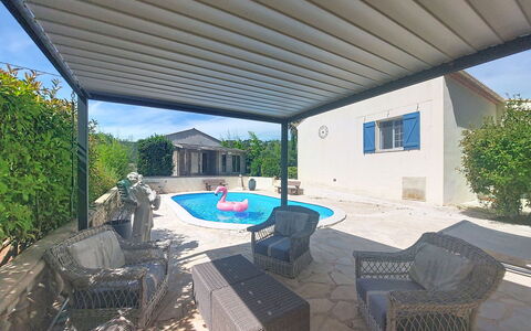 Villa Esterel: Piscina, Mobili Da Esterno, Shade, Mobilia, Materiale Composito, Tempo Libero, Struttura Esterna, Sedia, Ricorrere, Terrazza