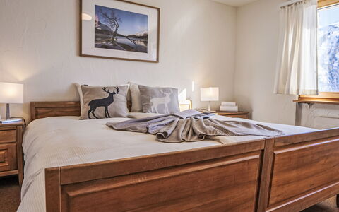 Chesa Primula: Mobilia, Letto, Camera Da Letto, Legna, Interior Design, Lenzuolo, Bedding, Pavimentazione, Biancheria, Pavimento
