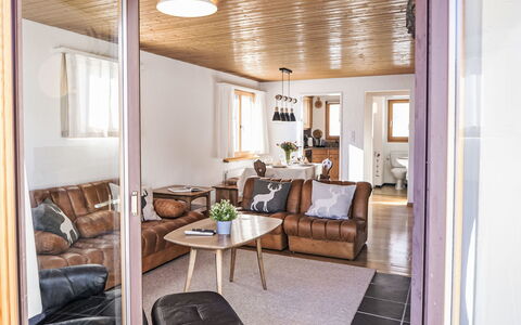 Chesa Primula: Mobilia, Legna, Interior Design, Divano, Soffitto, Soggiorno, Pavimentazione, Pavimento, Casa, Camera