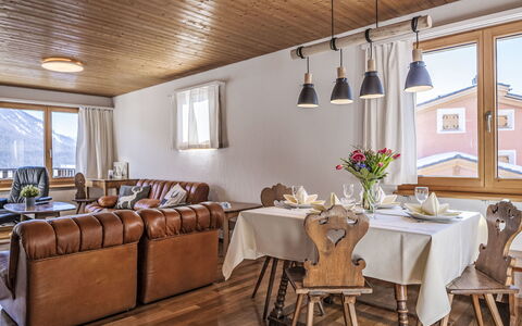 Chesa Primula: Mobilia, Interior Design, Soffitto, Casa, Camera, Sedia, Latifoglie, Lampada, Soggiorno, Divano