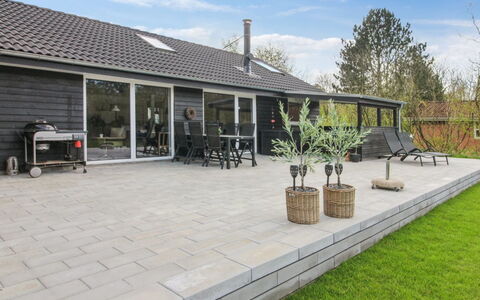 Solvejg - 30Km from the Sea: Pavimentazione, Casa, Pavimento, Zona Residenziale, Tetto, Flagstone, Materiale Composito, Shade, Driveway, Calcestruzzo