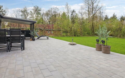 Solvejg - 30Km from the Sea: Pavimentazione, Pavimento, Flagstone, Materiale Composito, Piastrella, Calcestruzzo, Giardino, Passerella, Landscaping, Driveway