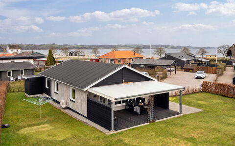Dietlinde - 100M from the Sea: Tetto, Casa, Casa, Villetta, Porta, Raccordo, Deck, Portico, Plank, Latifoglie