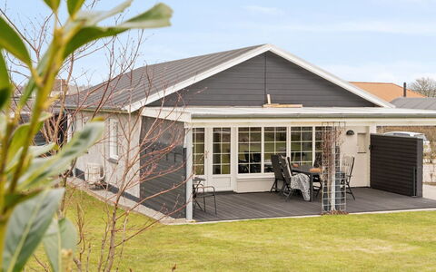 Dietlinde - 100M from the Sea: Tetto, Casa, Casa, Villetta, Porta, Raccordo, Deck, Portico, Plank, Latifoglie