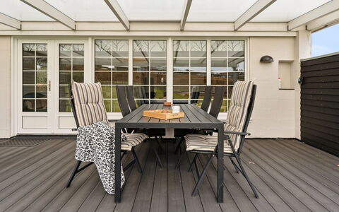 Dietlinde - 100M from the Sea: Tetto, Casa, Casa, Villetta, Porta, Raccordo, Deck, Portico, Plank, Latifoglie