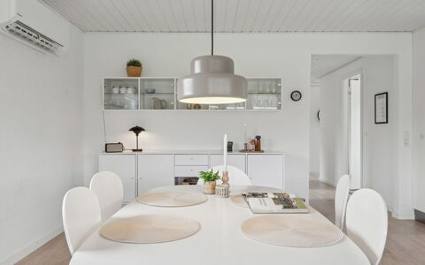 Dietlinde - 100M from the Sea: Tetto, Casa, Casa, Villetta, Porta, Raccordo, Deck, Portico, Plank, Latifoglie