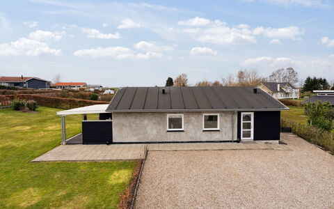Dietlinde - 100M from the Sea: Tetto, Casa, Casa, Villetta, Porta, Raccordo, Deck, Portico, Plank, Latifoglie