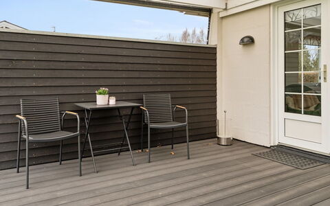 Dietlinde - 100M from the Sea: Tetto, Casa, Casa, Villetta, Porta, Raccordo, Deck, Portico, Plank, Latifoglie