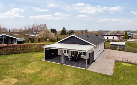 Dietlinde - 100M from the Sea: Tetto, Casa, Casa, Villetta, Porta, Raccordo, Deck, Portico, Plank, Latifoglie