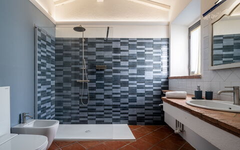 Montaione Country House Amarrante, Pool, Ac: Pavimentazione, Pavimento, Interior Design, Bagno, Idraulico Fixture, Piastrella, Materiale Composito, Idraulico, Soffitto, Ceramica