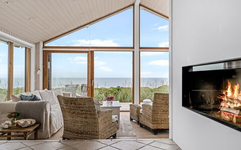 Bjerund - 300M from the Sea: Costruzione, Casa, Zona Residenziale, Casa, Arbusto, Tetto, Villetta, Estate, Giardino