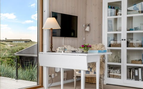 Bjerund - 300M from the Sea: Costruzione, Casa, Zona Residenziale, Casa, Arbusto, Tetto, Villetta, Estate, Giardino