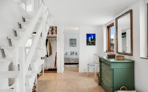 Bjerund - 300M from the Sea: Costruzione, Casa, Zona Residenziale, Casa, Arbusto, Tetto, Villetta, Estate, Giardino