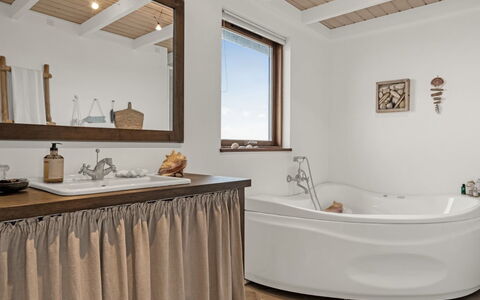 Bjerund - 300M from the Sea: Interior Design, Idraulico Fixture, Pavimentazione, Vasca Da Bagno, Bagno, Pavimento, Legna, Rubinetto, Soffitto, Mobilia