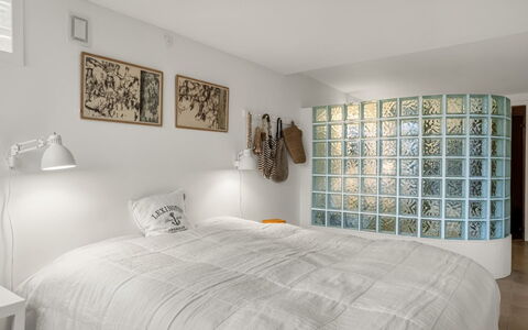 Bjerund - 300M from the Sea: Interior Design, Parete, Pavimentazione, Camera Da Letto, Pavimento, Soffitto, Letto, Mobilia, Illuminazione, Camera