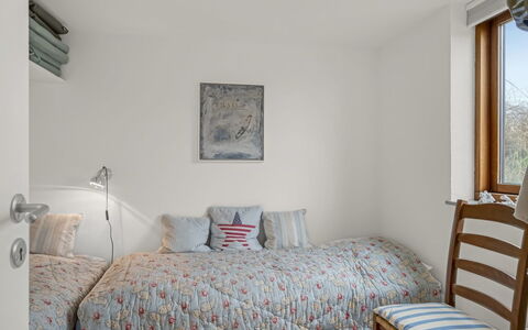 Bjerund - 300M from the Sea: Letto, Mobilia, Bedding, Camera Da Letto, Interior Design, Parete, Lenzuolo, Legna, Biancheria, Camera