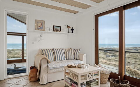 Bjerund - 300M from the Sea: Mobilia, Legna, Interior Design, Pavimento, Pavimentazione, Tavolo, Camera, Casa, Mare, Soggiorno