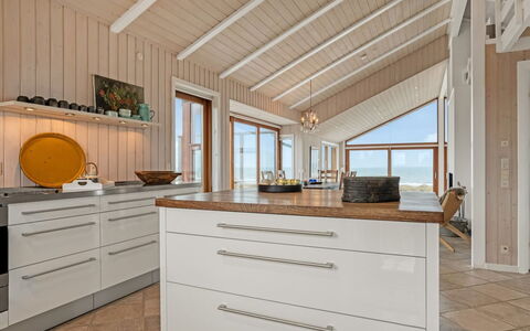 Bjerund - 300M from the Sea: Pavimentazione, Legna, Interior Design, Pavimento, Soffitto, Pavimento In Legno, Controsoffitto, Cucina, Cabinetry, Mobilia