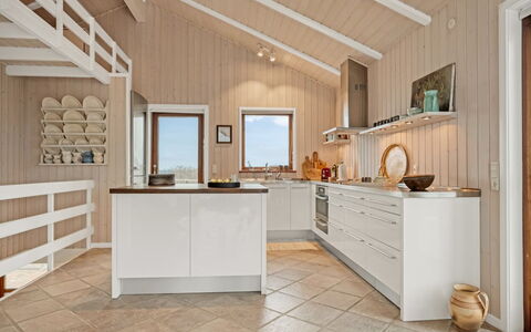 Bjerund - 300M from the Sea: Pavimentazione, Interior Design, Pavimento, Legna, Cucina, Pavimento In Legno, Soffitto, Controsoffitto, Cabinetry, Mobilia