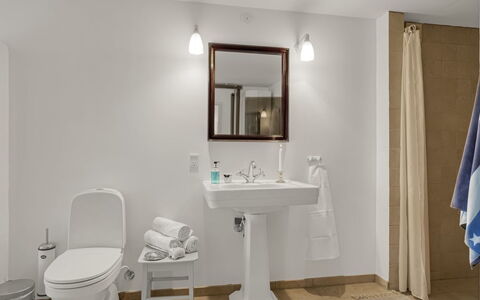 Bjerund - 300M from the Sea: Bagno, Lavandino Del Bagno, Idraulico Fixture, Lavello, Interior Design, Pavimentazione, Toilet Seat, Gabinetto, Pavimento, Rubinetto
