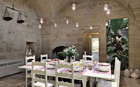 Masseria Capasa: Mobilia, Interior Design, Pavimentazione, Sedia, Tavolo, Soffitto, Cucina & Sala Da Pranzo Tavolo, Pavimento, Illuminazione, Sala Da Pranzo