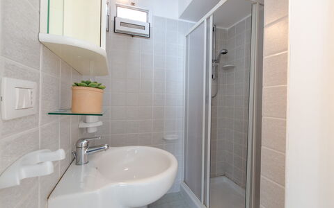 Vista Mare Da Rossella: Interior Design, Pavimentazione, Pavimento, Camera, Soffitto, Idraulico Fixture, Lavello, Rubinetto, Appartamento, Idraulico