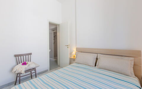 Vista Mare Da Rossella: Interior Design, Mobilia, Pavimento, Pavimentazione, Camera Da Letto, Legna, Letto, Tessile, Biancheria, Lenzuolo