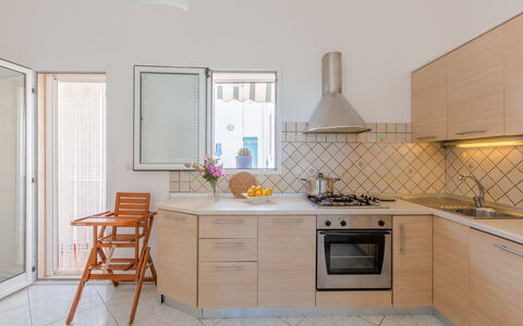 Vista Mare Da Rossella: Cucina, Controsoffitto, Elettrodomestico Da Cucina, Interior Design, Pavimentazione, Mobilia, Apparecchio Major, Legna, Pavimento, Cabinetry