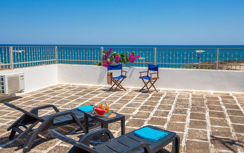 Vista Mare Da Rossella: Blu, Mobilia, Pavimento, Pavimentazione, Sedia, Tavolo, Mare, Oceano, Mobili Da Esterno, Ricorrere