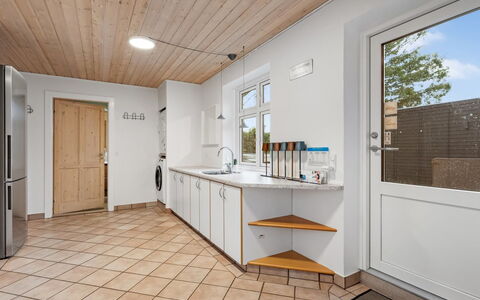 Kerttuli - 540M from the Sea: Pavimentazione, Legna, Pavimento, Soffitto, Interior Design, Cucina, Controsoffitto, Camera, Pavimento In Legno, Cabinetry