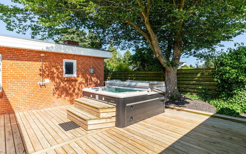 Kerttuli - 540M from the Sea: Materiale Composito, Piscina, Vasca Da Bagno, Deck, Idraulico Fixture, Color Legno, Vasca Idromassaggio, Mobili Da Esterno, Latifoglie