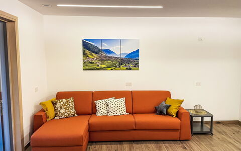 Valtellina 636: Mobilia, Interior Design, Divano, Parete, Pavimentazione, Appartamento, Legna, Pavimento, Soggiorno, Camera
