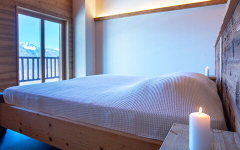 Chalet le Hameau: Camera Da Letto, Legna, Letto, Interior Design, Pavimentazione, Pavimento, Lenzuolo, Bedding, Soffitto, Biancheria
