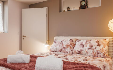 Lau'Tentik: Letto, Mobilia, Bedding, Interior Design, Camera Da Letto, Lenzuolo, Parete, Biancheria, Camera, Pavimento