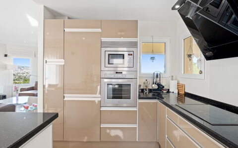 Pluma Ligera: Elettrodomestico Da Cucina, Cucina, Controsoffitto, Cabinetry, Apparecchio Major, Interior Design, Mobilia, Pavimentazione, Elettrodomestico, Legna
