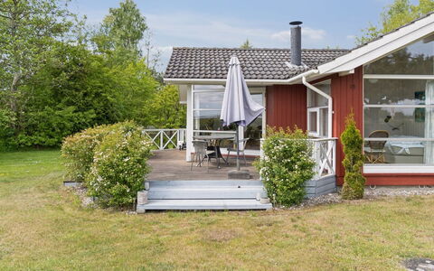 Hjalmine - 225M from the Sea: Vegetazione, Arbusto, Primavera, Villetta, Giardino, Shade, Backyard, Cortile, Sedia