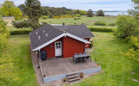 Hjalmine - 225M from the Sea: Vegetazione, Arbusto, Primavera, Villetta, Giardino, Shade, Backyard, Cortile, Sedia