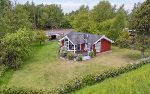 Hjalmine - 225M from the Sea: Vegetazione, Arbusto, Primavera, Villetta, Giardino, Shade, Backyard, Cortile, Sedia