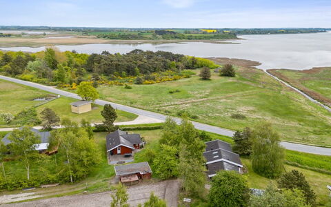 Hjalmine - 225M from the Sea: Vegetazione, Arbusto, Primavera, Villetta, Giardino, Shade, Backyard, Cortile, Sedia