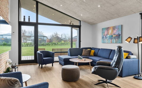 Tydkil - 250M from the Sea: Mobilia, Interior Design, Divano, Soggiorno, Legna, Pavimentazione, Pavimento, Appartamento, Soffitto, Casa